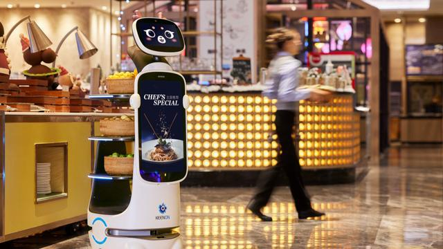 擎朗智能的餐饮服务机器人。 受访者供图