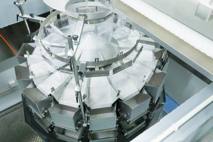 ▲ 自动生产线上的叶菜自动称重设备，可按重量区别出品质差异。姜小满|摄