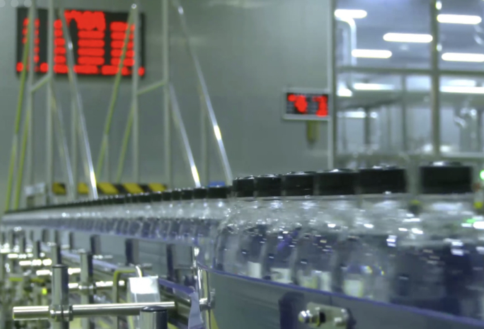 △元气森林（广东）饮料有限公司生产基地正在运行的气泡水生产线。图源 新华网