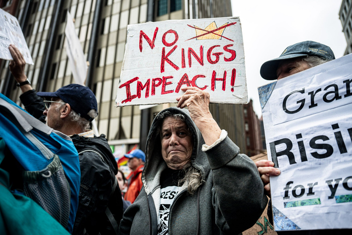 2025年6月14日，在美国马萨诸塞州波士顿，人们参加 “不要国王”抗议活动。新华社发（朱子于摄）