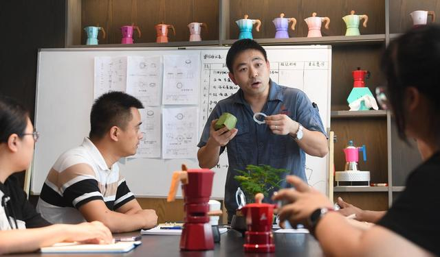 7月8日，在浙江创建厨具有限公司，研发人员讨论自主研发生产的摩卡壶细节。新华社记者 翁忻旸 摄