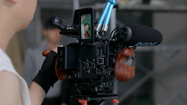 佳能EOS C80自动对焦稳定，减少重拍，保障竖屏拍摄流畅性