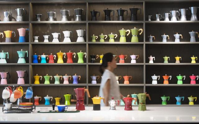 7月8日，在浙江创建厨具有限公司，工作人员走过摆放摩卡壶的展架。新华社记者 翁忻旸 摄