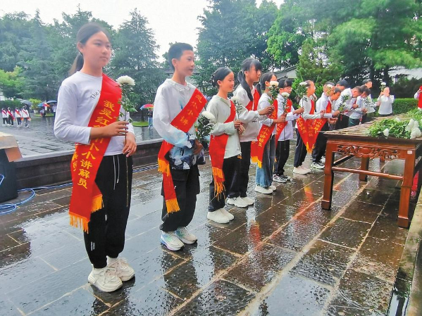 腾冲市各界代表在国殇墓园警钟广场向抗日英烈敬献鲜花。