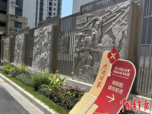 彭一小区门口，经保护性迁移后搬回原址的彭浦新村历史纪念浮雕。中青报·中青网记者 魏其濛/摄