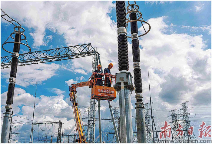 近日，南方电网广东梅州供电局变电二所工作人员对500千伏敬上乙线开展隐患排查。徐子兴 摄