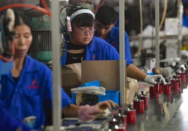 7月8日，在浙江创建厨具有限公司，工作人员组装摩卡壶。新华社记者 翁忻旸 摄