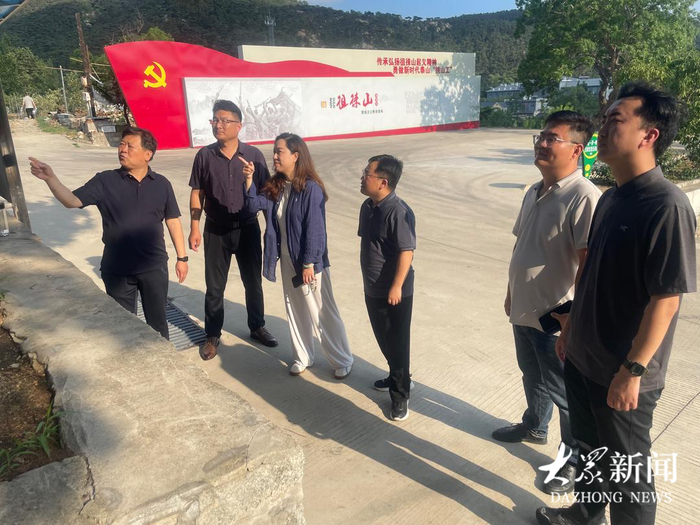 6月30日，热血山河·红色党报青年记者重走抗战路前方报道组与受访者在徂徕山抗日武装起义誓师遗址前。