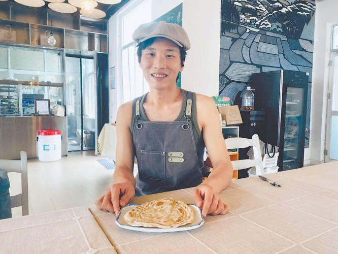 经过不断学习培训，倪广轩已能在烘焙坊制作多种餐品。本报记者 孟紫薇摄