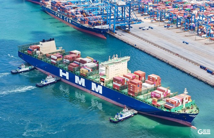 7月8日，在山东港口青岛港全自动化码头，一艘集装箱货轮缓缓靠泊。