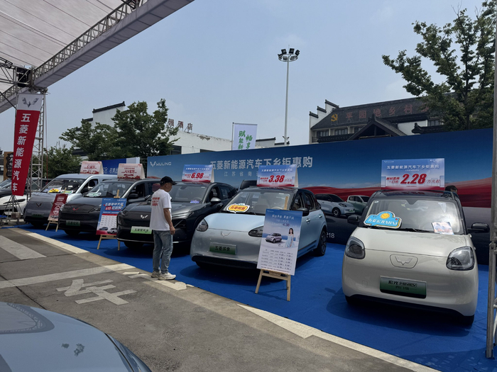 图片：多款自主品牌车型亮相江苏如皋的新能源汽车下乡活动