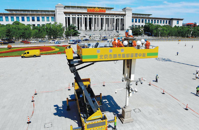 7月7日，国网北京电力城市照明管理中心华灯班成员对天安门广场华灯进行清扫检修作业。　图片/新京报记者 李木易 通讯员 张超 摄