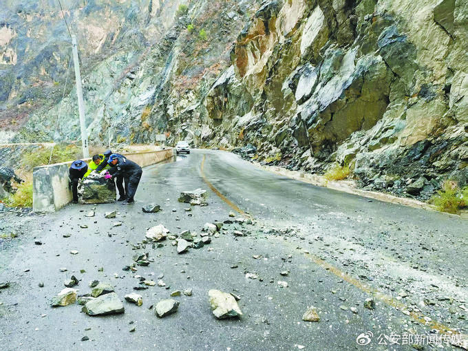 7月7日，云南省香格里拉市公安局东旺派出所民警辅警清理落石。向巴拉追 摄