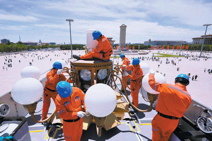 照明管理中心华灯班正在天安门广场开展华灯清扫检修作业。