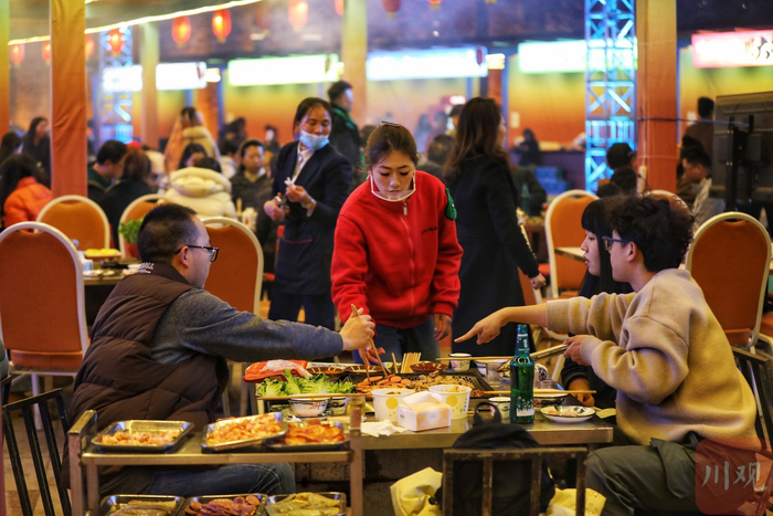 游客在第二届大凉山烧烤节西昌主会场品尝美味。凉山观察 王荣升 摄