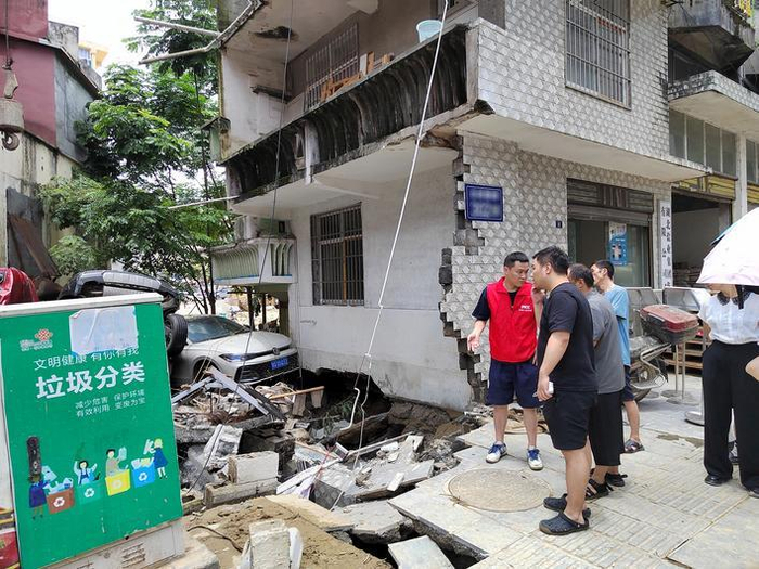     咸宁洪涝灾害致使民屋地基损毁、墙体掉落，人保财险查勘员现场紧急商议施救措施。