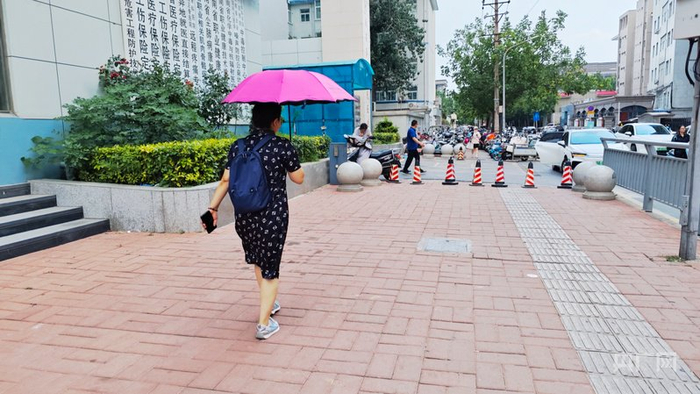 7月7日，河南郑州，高温天气下，行人撑伞出行（央广网记者  王勇生  摄）