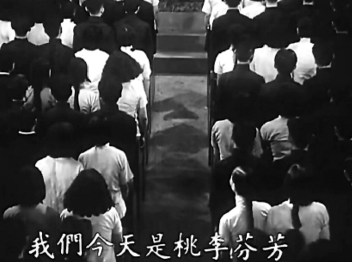 （图为《桃李劫》（1934年）开篇学生高唱《毕业歌》的场景）