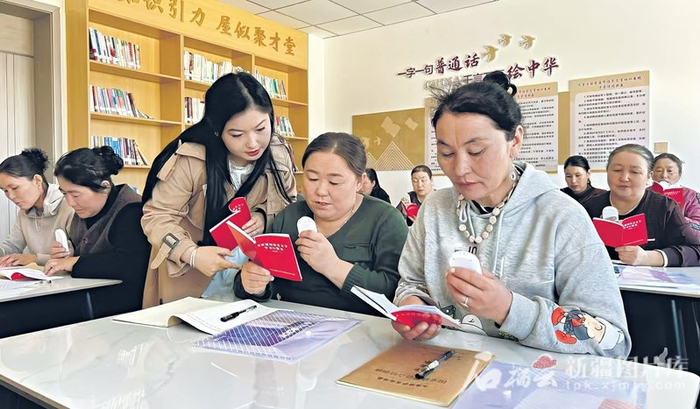 　　农牧民夜校辅导员在木垒哈萨克自治县国家通用语言文字培训基地为群众授课（4月23日摄）。叶斯哈提摄