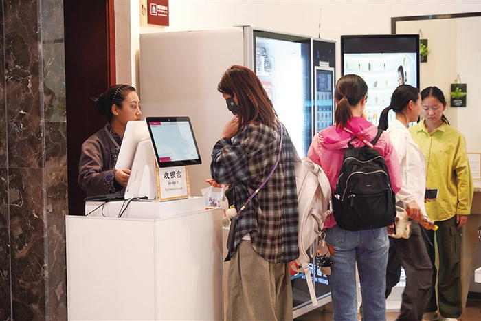 游客正在排队结账。