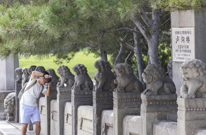 卢沟桥景区，市民拍摄卢沟桥上的石狮子。新京报记者 陶冉 摄