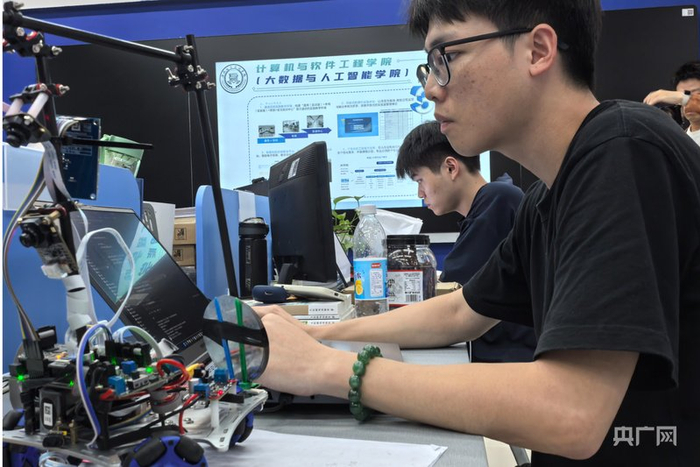 大数据与人工智能相关专业的学生正在进行实践操作（央广网记者  徐鹏  摄）