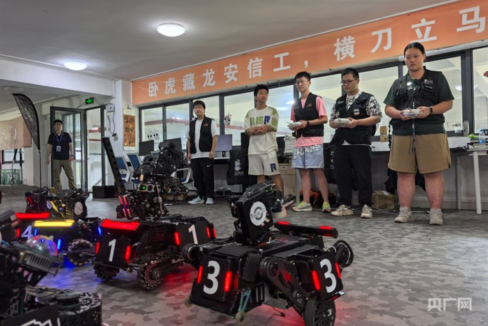 学生们自己设计制作的人工智能机器人（央广网记者  徐鹏  摄）