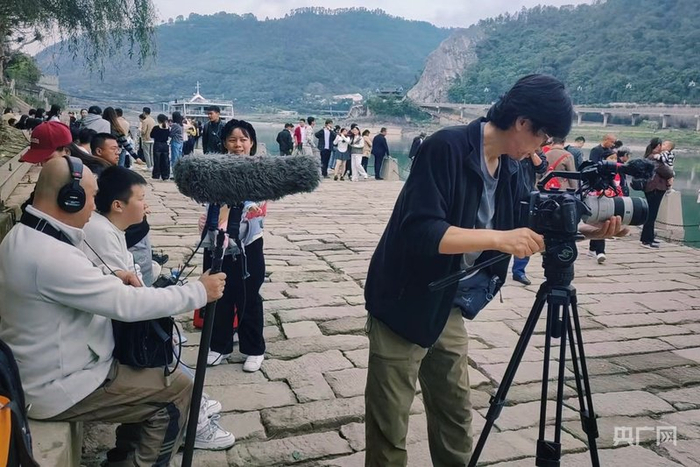 摄制组在翠屏区进行拍摄（央广网发  李岗  摄）