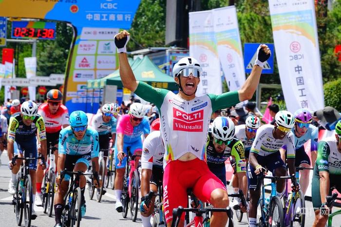 第一赛段：西宁绕圈赛比赛现场（央广网记者  张海东  摄）