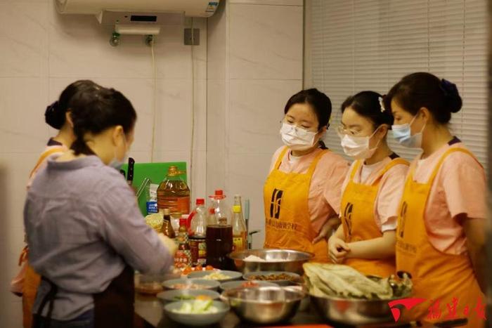 年轻的月嫂正在学习制作月子营养餐。