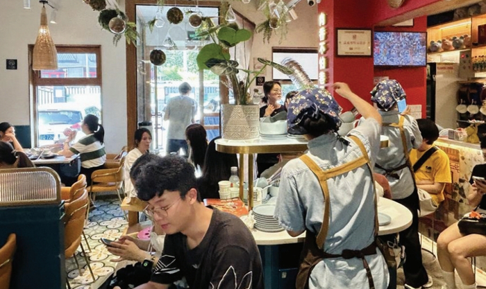 　　图为正在小街猪手店等位的消费者。