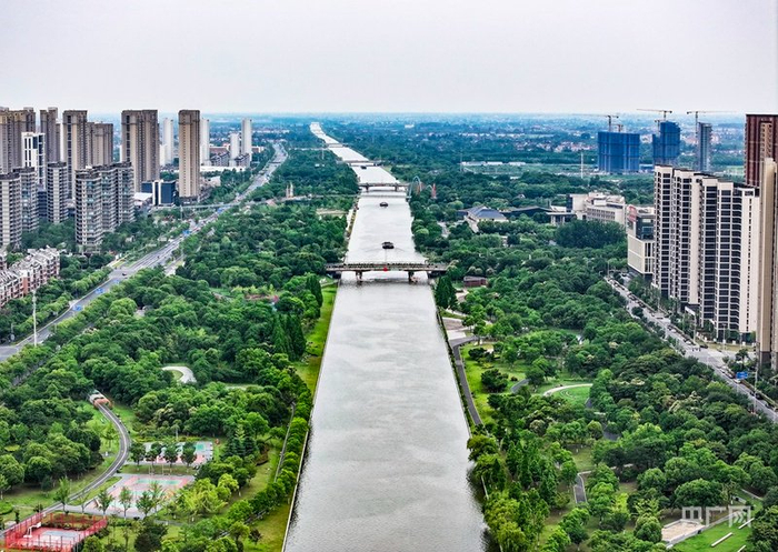 周山河呈现水清岸绿的生态美景（央广网记者  顾炀威  摄）