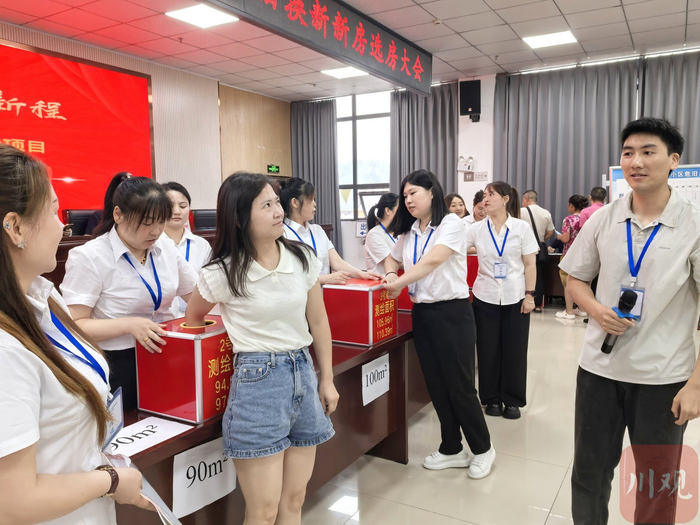 居民抽号选房。