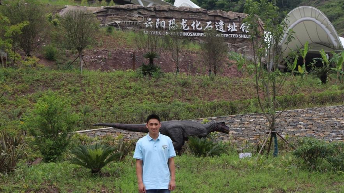 遗址馆上方，正是周政发现化石的地方（央广网发  杨康澜  摄）