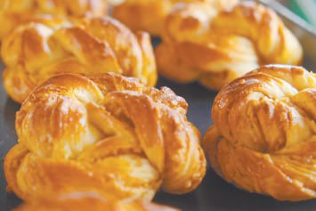 倪广轩在烘焙坊制作的核桃肉桂卷。 受访者供图