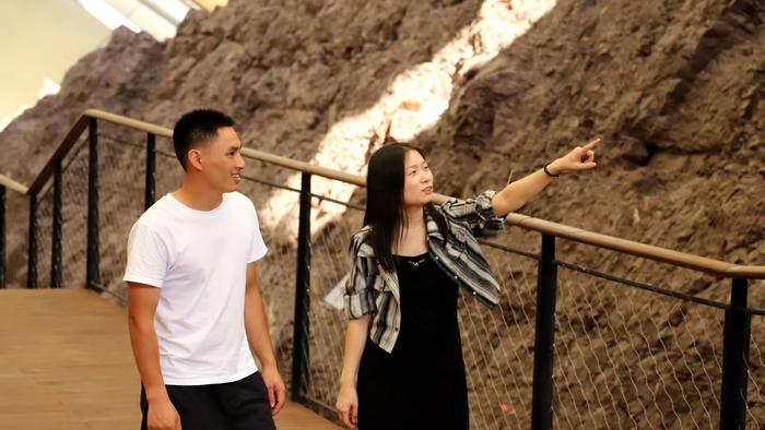 周政和家人一起参观恐龙化石遗址馆（央广网发  受访方供图）