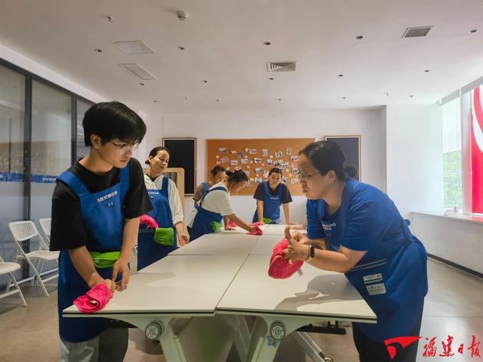 培训教室内,学员学习抹布的不同使用手法。赵文娟 摄
