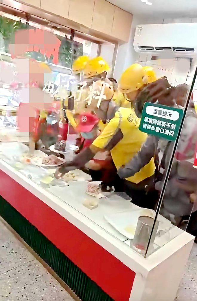 骑手到店内帮忙。 视频截图
