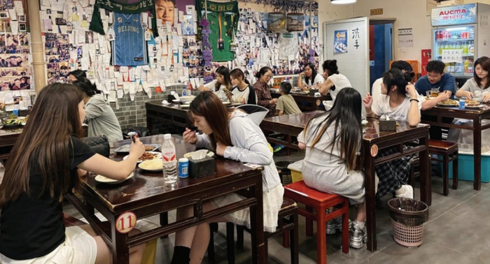　　图为正在沣元春饼馆内用餐的消费者。