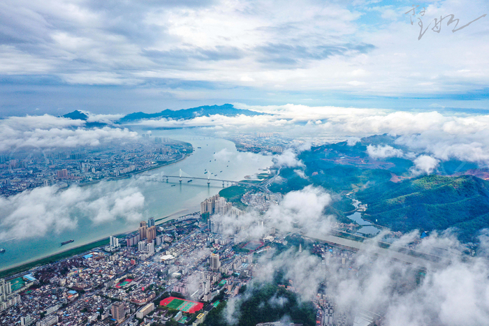 △西江从肇庆流过，划分出一江两岸。肇庆发布特约摄影师罗馨如 摄