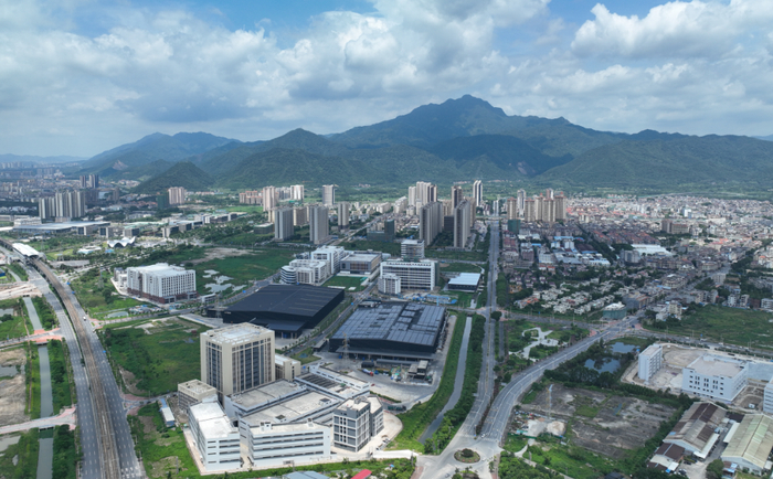 △肇庆新区临港产业园专门规划食品饮料产业集聚区，水电气热、污水处理等保障一步到位，让企业生产无忧。图源 鼎湖发布