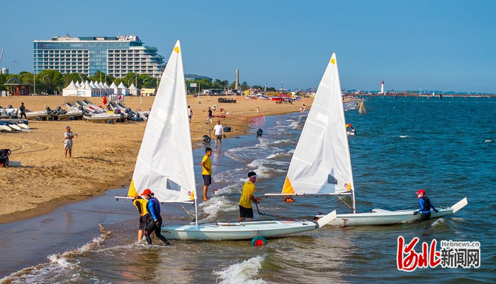 6月25日，在秦皇岛北戴河新区蔚蓝海岸，人们进行帆船训练。 河北日报记者 赵杰摄