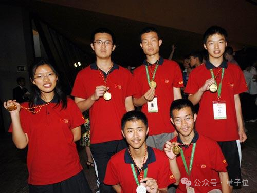 △前排右一：张瑞祥，后排右二：韦东奕