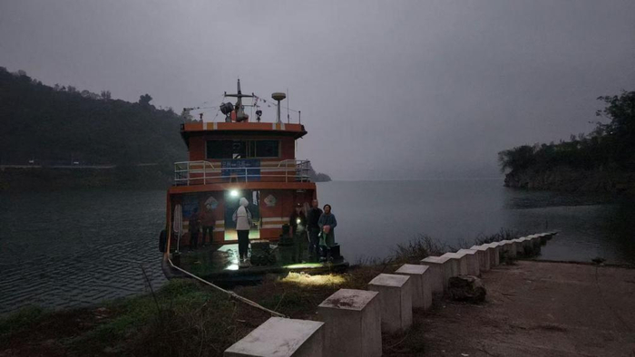 晨雾中的“渝忠客2180”即将起航  （央广网发  张发志  摄）