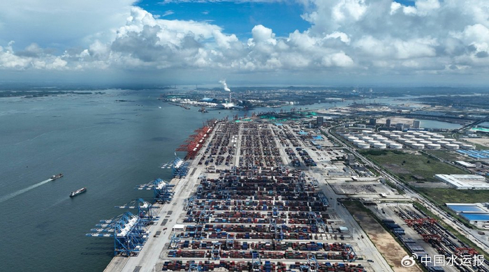 （今年1至6月，西部陆海新通道班列累计运输货物74.6万标箱，同比增长76.9%。图片来源：新华社）