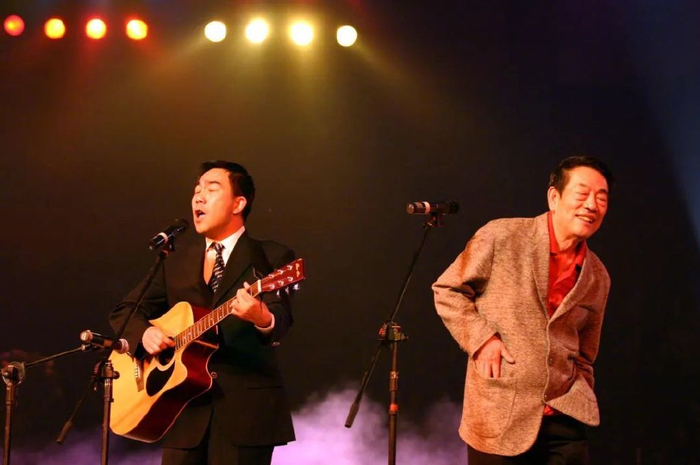 杨少华（右）和儿子杨议同台演出 图/中新社 苏振强摄