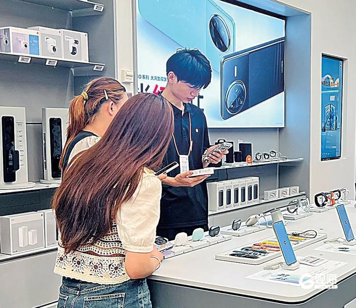 暑假，电子产品迎来消费热潮。王世锋 摄