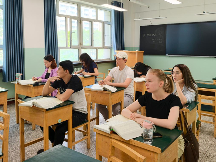 　　6月5日，中亚留学生在乌鲁木齐职业大学学习中文（手机照片）。新华社记者 张瑜 摄