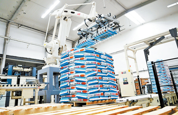 7月4日，位于邢台市南和区的荣喜宠物食品有限公司，码垛机器人正在作业。 河北日报记者 赵永辉摄