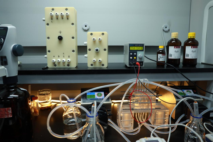 ▲ 双极膜解离重水的实验装置